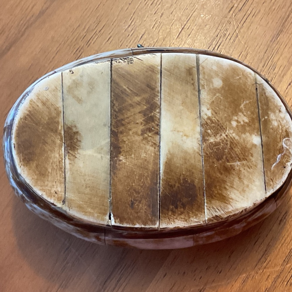 Vintage Camel Bone and Brass Inlay trinket box - Picture 5 of 6